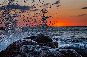 Закат, волны, камни... | Фотограф Артем Бондарович | foto.by фото.бай
