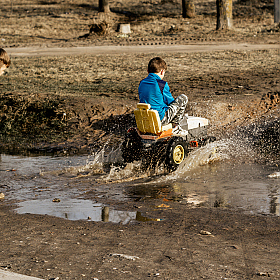 Ребята и трактор | Фотограф Дмитрий Дмитриев | foto.by фото.бай