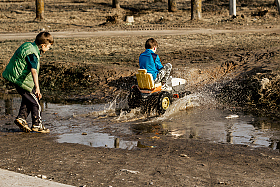Ребята и трактор | Фотограф Дмитрий Дмитриев | foto.by фото.бай