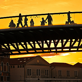 Люди на мосту | Фотограф Александр Кузнецов | foto.by фото.бай