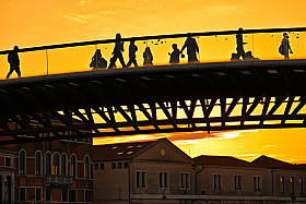 Люди на мосту | foto.by фото.бай