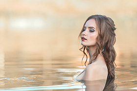девушка в озере на закате | Фотограф Вячеслав ШахГусейнов | foto.by фото.бай
