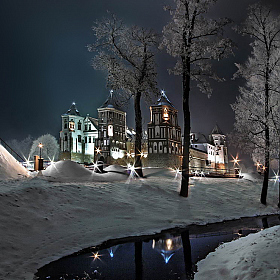 Суровая зимняя ночь с иллюминацией в МИРе