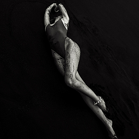 фотограф Дарья Соколова. Фотография "Black sand and Vika"