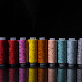 Разноцветные нитки на зеркальной поверхности | Фотограф Андрей Сасин | foto.by фото.бай
