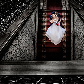 жених и невеста на красной лестнице | Фотограф Вячеслав ШахГусейнов | foto.by фото.бай