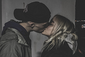 Поцелуй пары | Фотограф Дамир Ларионов | foto.by фото.бай