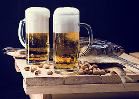 Пиво за столом, натюрморт в советском стиле | Фотограф Евгений Василевский | foto.by фото.бай