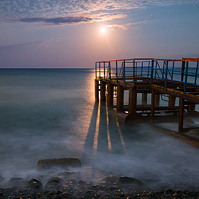 Море , луна и старый пирс | Фотограф Александр Плеханов | foto.by фото.бай
