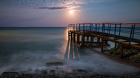 Море , луна и старый пирс | Фотограф Александр Плеханов | foto.by фото.бай