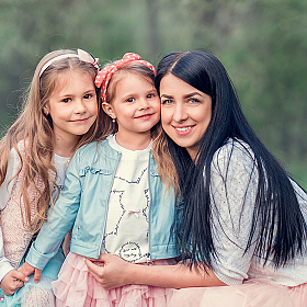 мама с дочками в весеннем саду | Фотограф Алла Светлова | foto.by фото.бай